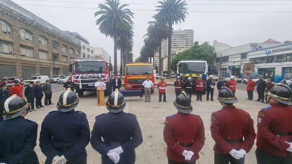 Cuerpo de Bomberos de Valparaíso recibe tres nuevas unidades de material mayor